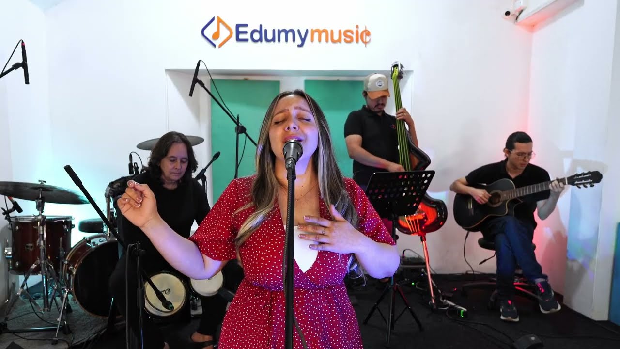 Estudiantes en clase de música en Edumymusic Puerto Azul