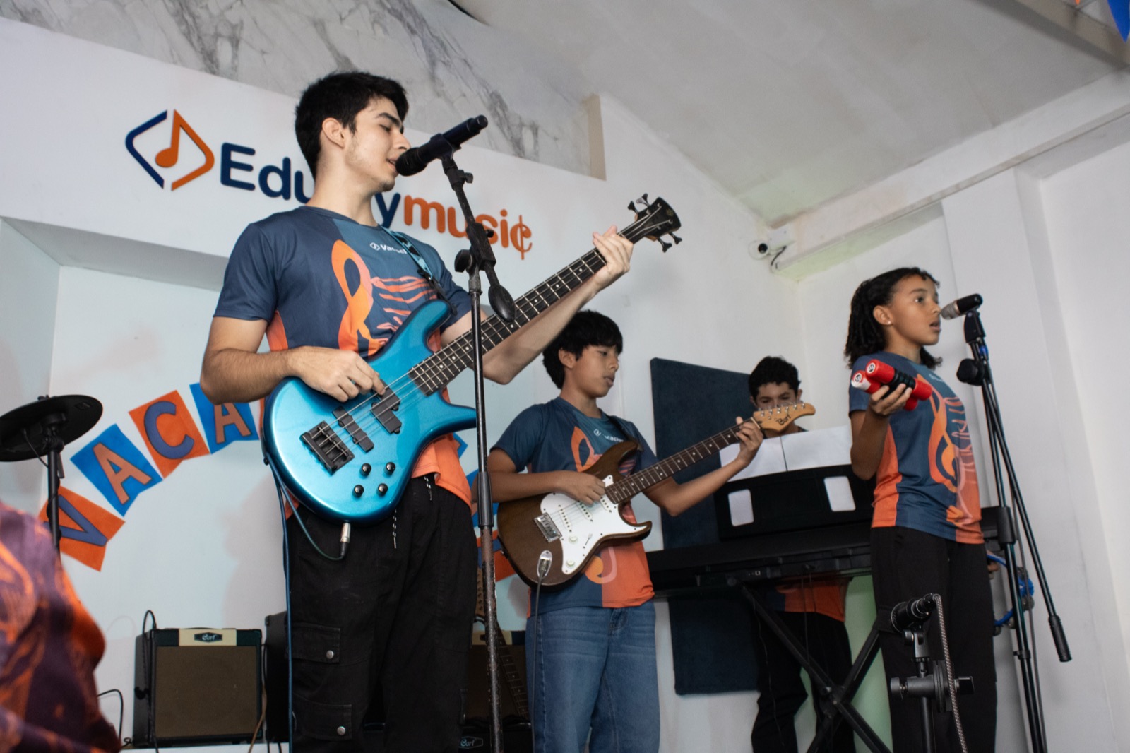 Alumnos en clase interactiva de guitarra