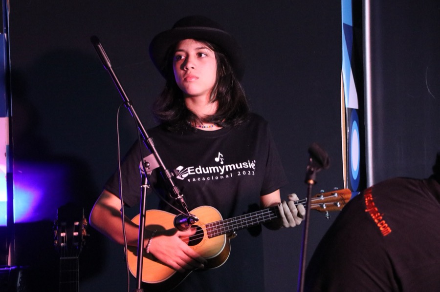 Baterista joven en presentación en vivo
